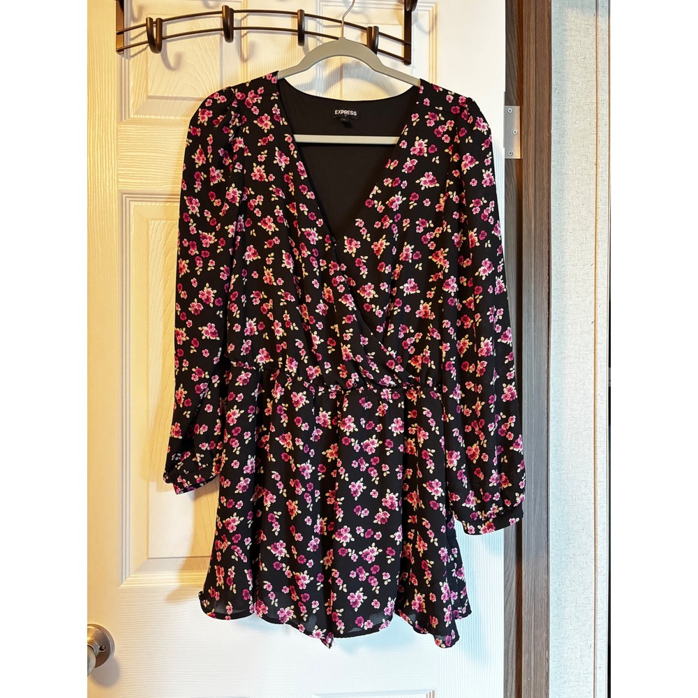 Express Floral‎ Long Sleeve Romper Black Pink V-Neck Ruffle Hem Womens Small